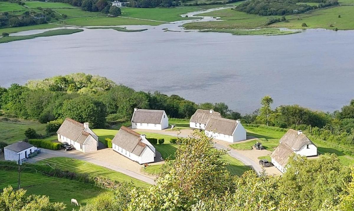 Corofin Lake Cottages 外观 照片
